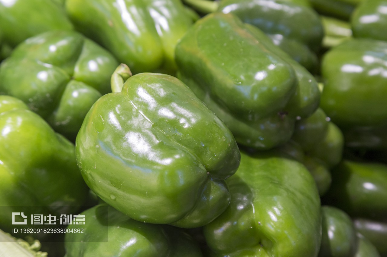 菜市場的風景線 擺放整齊的食材與新鮮蔬菜零售